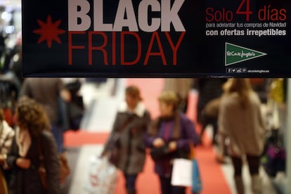 Los españoles gastarán 3.254,68 millones de euros en compras por Internet hasta el final de las fiestas navideñas desde hoy, cuando se celebra el 'Black Friday', según el análisis de Kelisto. El Corte Inglés, en la imagen, es uno de los centros que se beneficia de esta nueva fiebre consumista importada de la cultura anglosajona