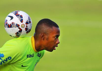 Robinho hace malabarismos con el bal&oacute;n en un entrenamiento con Brasil. 