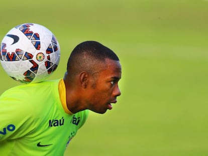 Robinho faz malabarismo com a bola no treinamento do Brasil.