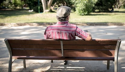 Un jubilado en el parque de la Ciudadela de Barcelona.