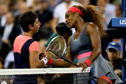 Serena Williams saluda a Carla Suárez después de eliminarla.