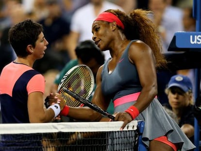 Serena Williams saluda a Carla Suárez después de eliminarla.