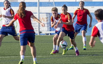 Vero Boquete conduce el balón en un entrenamiento el martes pasado.