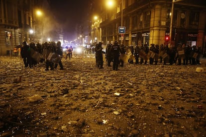 Estado en el que han quedado algunas de las calles del centro de Barcelona durante las protestas de hoy, en las que grupos de radicales arrancaron parte del adoquinado, levantaron barricadas y asediaron la sede de la Policía Nacional en la capital catalana.