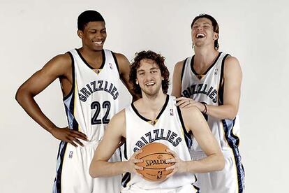 Hasta cuatro representantes del baloncesto español jugarán este año en la liga más famosa del mundo. En la imagen, Pau Gasol posa con otros dos &#39;Grizzlies&#39; para la prensa durante el Media Day. Es una de las primeras fotos oficiales del campeón del mundo en la temporada 2006-2007, junto a sus compañeros Rudy Gay y Mike Miller.