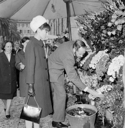 Los paseos de la actriz y Mel Ferrer, por la ciudad eran constantes. Aquí aparcaron su Alfa Romeo rojo descapotable con el que se les solía ver para comprar unas flores. Ella, como era de esperar, impecable.