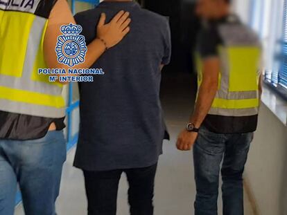 Imagen cedida por la Policía Nacional con una de las detenciones en la operación policial contra el chiringuito financiero