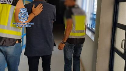 Imagen cedida por la Policía Nacional con una de las detenciones en la operación policial contra el chiringuito financiero