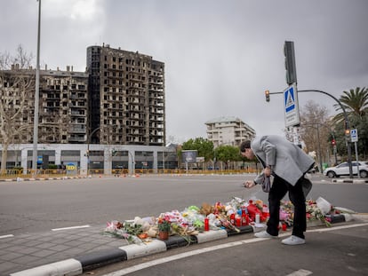 Uno de los dos altares con objetos de homenaje a las víctimas del incendio.