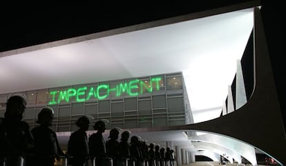 Manifestantes projetam a palavra impeachment no Pal&aacute;cio do Planalto.