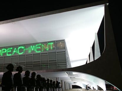 Manifestantes projetam a palavra impeachment no Pal&aacute;cio do Planalto.