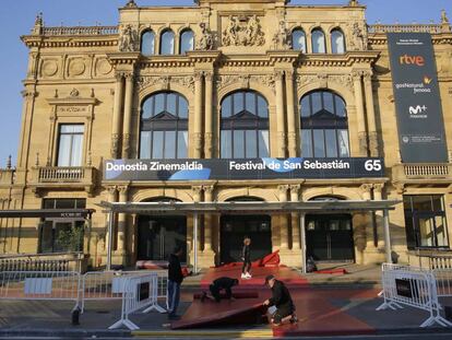 Últimos preparativos en el Teatro Victoria Eugenia para la apertura del Festival de San Sebastián.