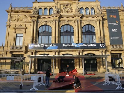 Últimos preparativos en el Teatro Victoria Eugenia para la apertura del Festival de San Sebastián.