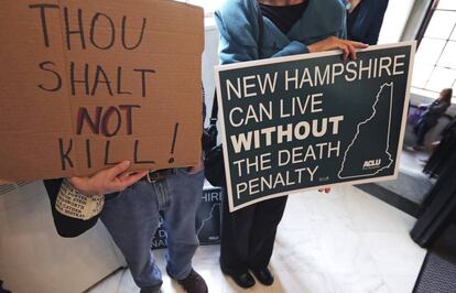 Manifestantes contra la pena de muerte, este jueves ante la Cámara estatal de New Hampshire.