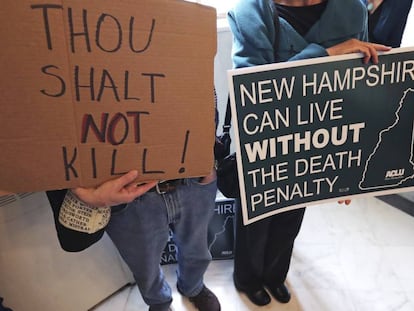 Manifestantes contra la pena de muerte, este jueves ante la Cámara estatal de New Hampshire.