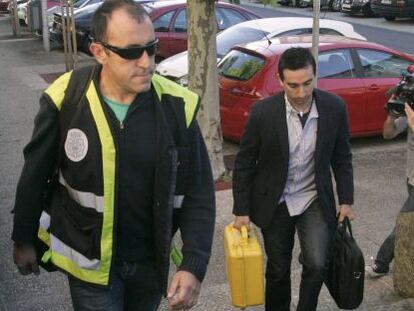 Técnicos y policía científica llegan al juzgado para analizar las cajas negras del tren.