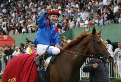 Julien Grosjean, tras ganar la Copa de Oro en el hipódromo de Lasarte montando a Bannaby.