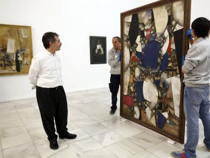 Montaje de la 'Colección del Kuntsmuseum de Basel', supervisado por el director del Museo Reina Sofía, Manuel Borja-Villel.