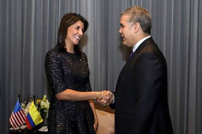 Nikki Haley, embajadora de Estados Unidos ante la ONU, saluda a Duque durante una reunión previa a la ceremonia de investidura.