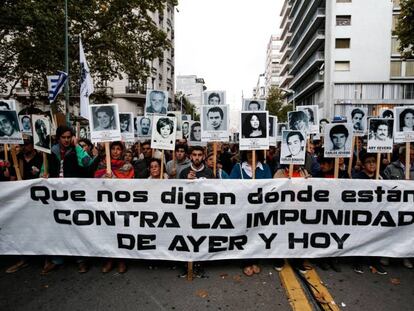 Cientos de personas machan en Montevideo el 11 de abril pasado, para repudiar la impunidad judicial hacia exrepresores de la dictadura.