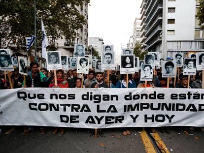 Cientos de personas machan en Montevideo el 11 de abril pasado, para repudiar la impunidad judicial hacia exrepresores de la dictadura.