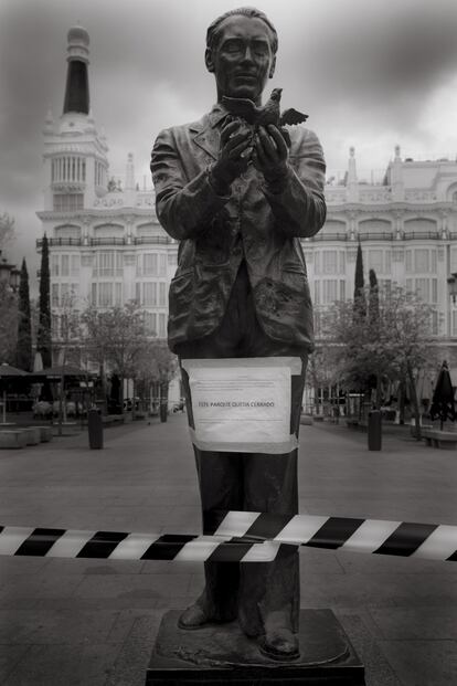 En la misma plaza de Santa Ana, Alemán fotografió la estatua de Lorca con un cartel que indicaba que el parque que hay en ese lugar estaba cerrado como medida ante la pandemia.