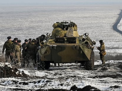 Unos soldados rusos participaban este miércoles en unas maniobras militares en la región de Rostov.