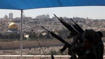 Soldados de Infantería israelíes disparan salvas durante un ensayo en una pequeña ceremonia militar en el Monte de los Olivos en Jerusalén. EFE/Archivo