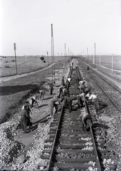 A group of workers on the Madrid-Irun line in 1944. 