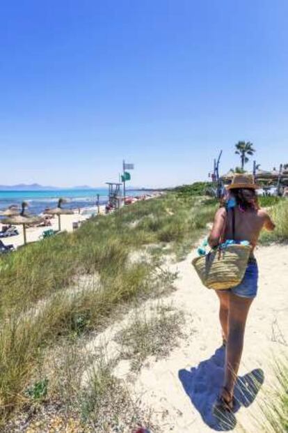 Una bañista en la playa de Muro, en Mallorca.