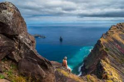 Contemplando el horizonte oceánico al borde del cráter de Rano Kau, en Isla de Pascua. 