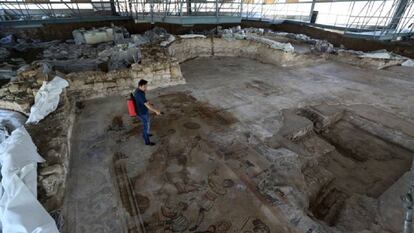 Parte sur del mosaico de Noheda. En el centro, el lugar donde estaba la fuente del edificio y de la que se conserva el sistema de alimentación.