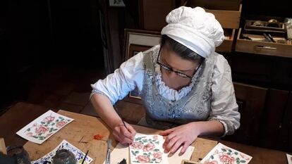 Una artesana trabaja en su taller en Puy du Fou.