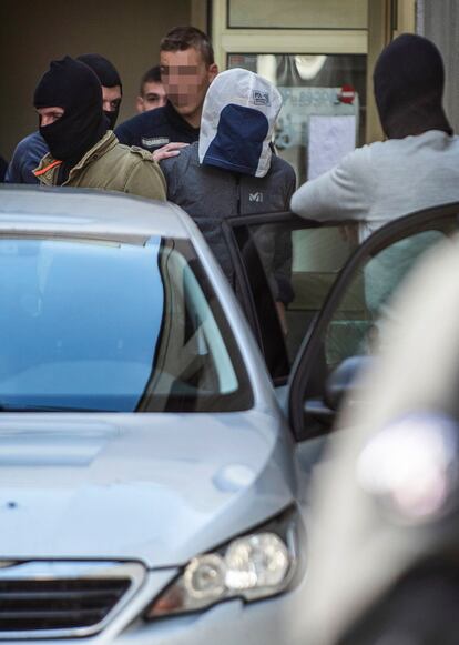 El arresto se ha producido cuando se dirigía al centro sanitario para ser tratado de un cáncer diagnosticado hace años, detallan las fuentes consultadas. Junto a él se encontraba otra persona, a la que las autoridades francesas han dejado en libertad tras interrogarlo. En la imagen, Ternera (oculto por una capucha) a la salida del Palacio de Justicia de Bonneville.