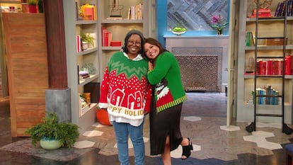 La actriz Whoopi Goldberg no solo los viste, sino que también se ha animado este año a diseñar su propia línea de jerséis navideños.