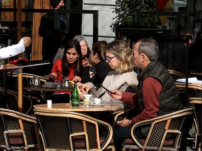 Una camarera atiende a dos clientes en la terraza de un bar en el centro de Madrid, la semana pasada.