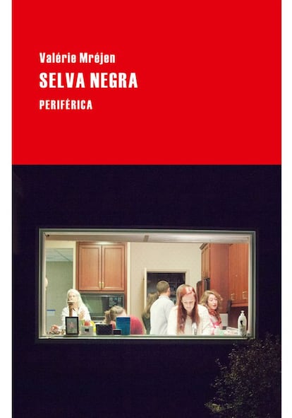 "He leído cuatro libros de Valérie Mréjen traducidos al español: El abuelo, El agrio, Eau savage y Selva Negra. Todos se caracterizan por explotar una veta autobiográfica centrada en los afectos, la vida familiar, y por poner el foco sobre un personaje que se construye sintetizando sarcasmo y melancolía. En El agrio, el despojamiento de la prosa genera un dramatismo ridículo y, más allá de la antipatía que nos despierten el amante y su acritud, las lectoras nos interrogamos sobre nuestra vanidad y neurosis, sobre la fascinación femenina por los hombres desapegados. En Eau savage, la hiperprotección de un padre da lugar a un diálogo truncado: a un monólogo disperso, cómico, tierno y opresivo, reconocible por casi todas las hijas del mundo. Con la iluminación del abuelo, el novio, el padre y ahora la madre, la escritora conforma un collage que la retrata. Entiendo como un todo los textos de Mréjen y entiendo también que, en el collage, el corte y la fractura son significativos. Con cada tentativa literaria, la escritora coloca espejos contra su propio cuerpo, pero en vez de llevar a cabo esta labor como la fotógrafa Cindy Sherman, que con sus selfies disfrazados probablemente no habla tanto de sí misma como de las lacras que agobian a muchas mujeres, Mréjen practica el elegante ejercicio diferido de autorretratarse acumulando retazos de otros. Sherman opera desde dentro hacia fuera, y Mréjen lo hace al revés: la idea de ser en lo ajeno se combina con el valor de la intimidad, de modo que se amalgaman lo externo y lo interno, periferia y núcleo. Hasta Selva Negra, el tono de la instalación autobiográfica, que Mréjen lleva décadas elaborando con técnicas diferentes y diferentes lenguajes artísticos —vídeo, fotografía, literatura—, siempre tenía algo de aleve. Como aviones ultraligeros. Incluso podríamos calificar sus textos de divertidos. Sin embargo, Selva Negra no busca nuestra sonrisa". PINCHA BAJO ESTAS LÍNEAS para leer la reseña completa de MARTA SANZ