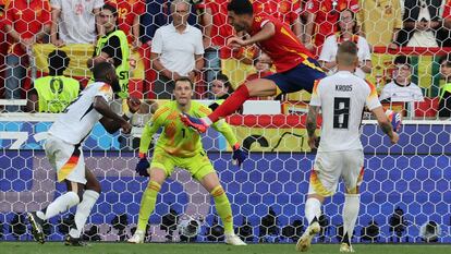 Mikel Merino marca el 2-1 de España ante Alemania en la prórroga de los cuartos de la Eurocopa.