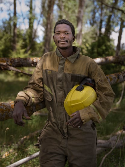 El burkinés Yiboula Emmanuel Bazie es bombero forestal en Quintana Redonda, Soria, donde lleva viviendo cinco años, y llegó a España en 2004 - Bazie, en un monte cerca de su casa, con el traje de bombero forestal.