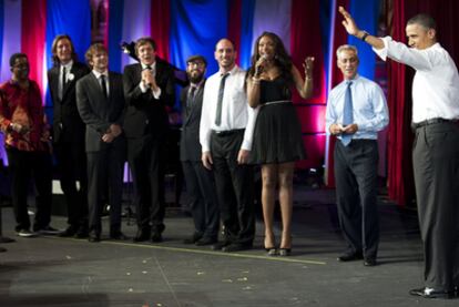 Obama con el alcalde de Chicago (segundo por la derecha) y Jennifer Hudson, entre otros artistas, en el Aragon Ballroom (Illinois).