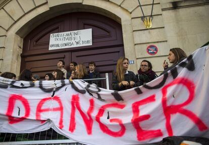 Varios estudiantes bloquean la entrada al instituto Charlemagne en París (Francia), 17 de octubre de 2013. 