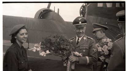 Una joven recibe al dirigente nazi, Heinrich Himmler, a su llegada al Aeropuerto del Prat (Barcelona). JOSEP BRANGULÍ