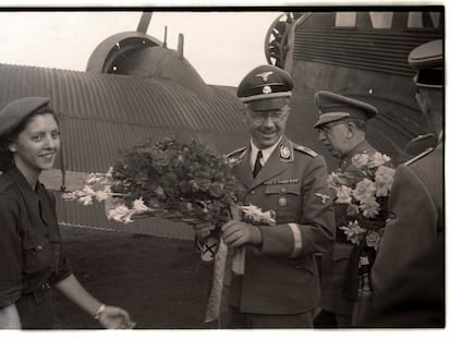 Una joven recibe al dirigente nazi, Heinrich Himmler, a su llegada al Aeropuerto del Prat (Barcelona). JOSEP BRANGULÍ