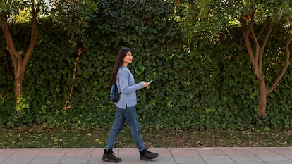 Una chica caminando por la ciudad con botas de senderismo.