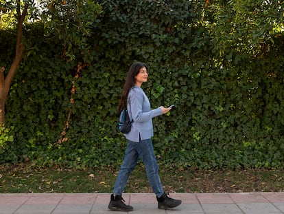 Una chica caminando por la ciudad con botas de senderismo.
