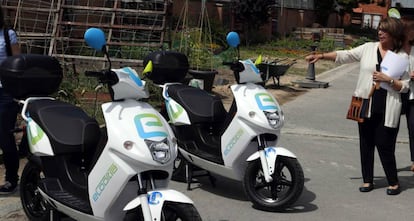 La concejal In&eacute;s Saban&eacute;s con las motos el&eacute;ctricas de eCooltra. 