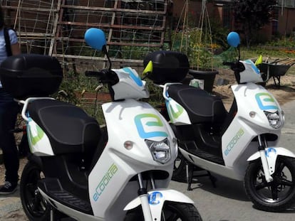 La concejal In&eacute;s Saban&eacute;s con las motos el&eacute;ctricas de eCooltra. 