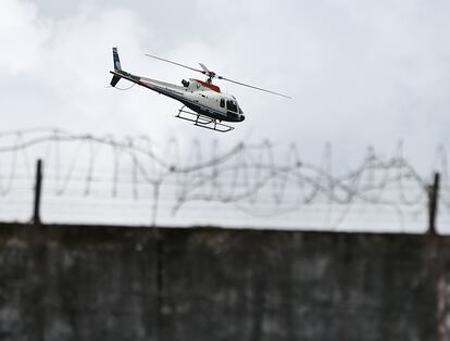 Un helicptero sobrevuela este lunes la crcel de Santo Domingo.