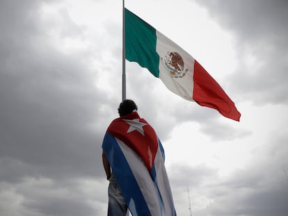 Una persona cubana protesta con una bandera en el Zócalo de Ciudad de México contra el Gobierno de Miguel Díaz-Canel.