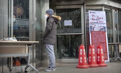 Un cliente ante una correduría de Bolsa este lunes en Pekín.